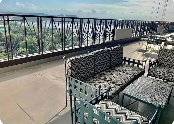 1br Near Beach, Airport & In Of Bay Manila